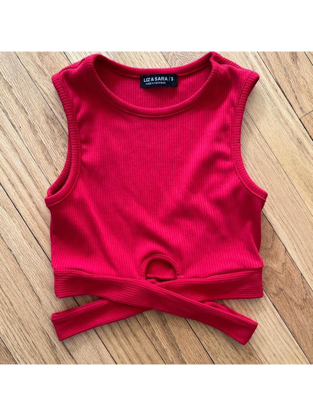 ❤️ Liz & Sara Red Ribbed Cutout Crop Top ❤️